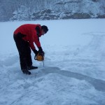 Eisloch frei sägen